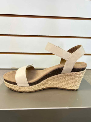 8.5 Aetrex Ivory Sandals