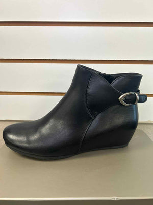 8 Baretraps Black Boots