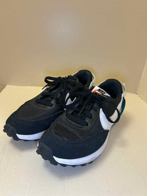 7.5 Nike Black/White Sneakers