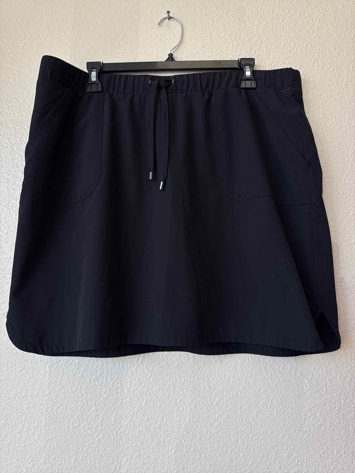 Size 2.5 (L) Chico's Black Skort