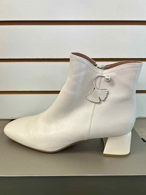9 Kisscat White Boots